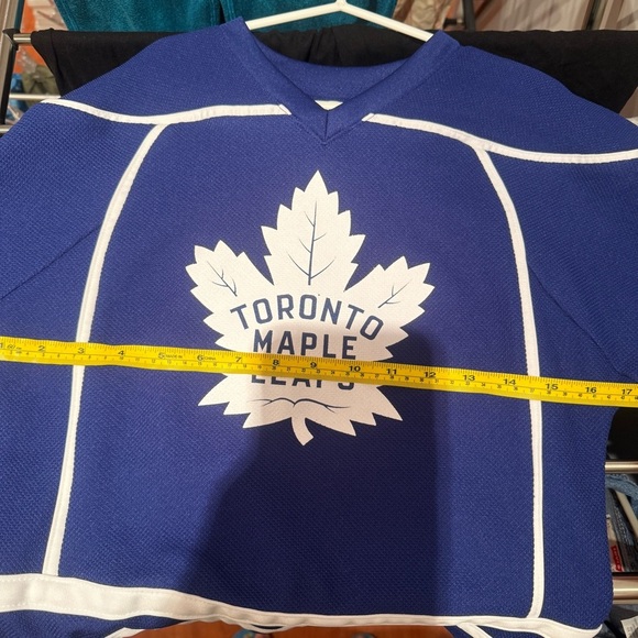 NHL Toronto Maple Leafs MATTHEWS 34 V-Neck Jersey - Picture 4 of 4